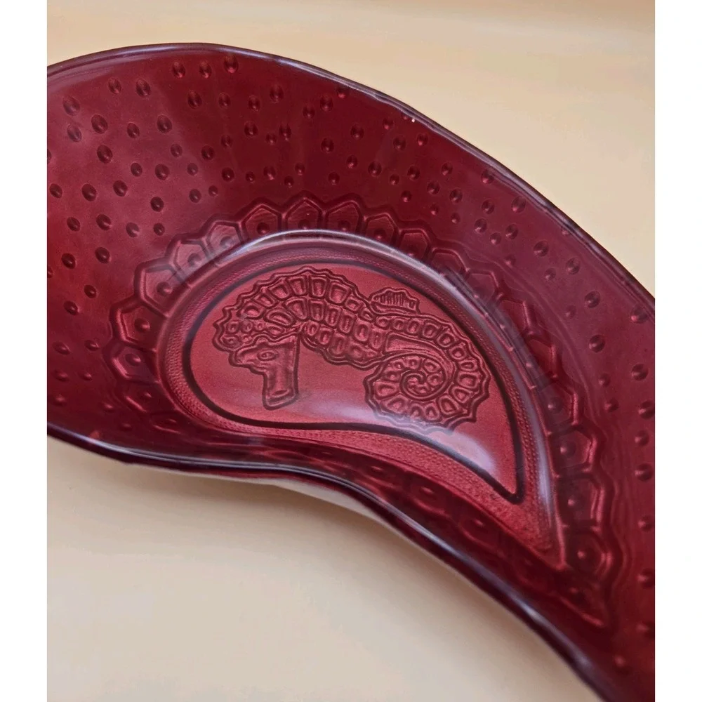 Red‎ Seahorse Bowl With A Glass Dot Pattern Embossed